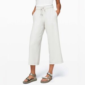 Lululemon On the Fly Wide-Leg 7/8 Pant *Woven
Silverstone size 6